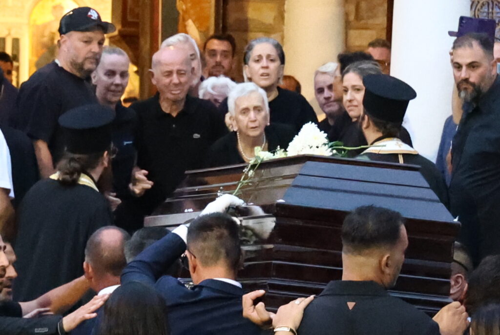 [389533] ΛΑΙΚΗ ΑΓΡΥΠΝΙΑ ΓΙΑ ΤΗ ΣΟΡΟ ΤΟΥ ΤΡΑΓΟΥΔΙΣΤΗ ΓΙΩΡΓΟΥ ΜΑΖΩΝΑΚΗ(ΠΑΝΑΓΟΠΟΥΛΟΣ ΓΙΑΝΝΗΣ /EUROKINISSI)