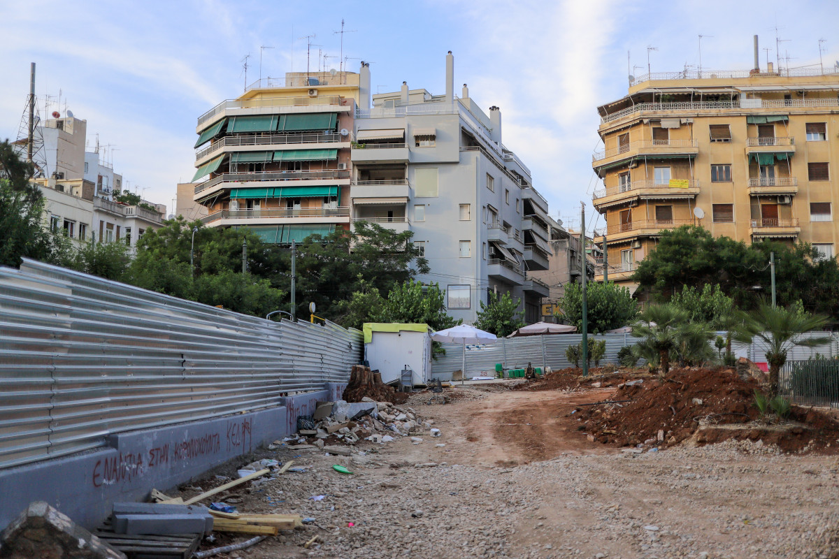 Έντρομοι οι κάτοικοι στην Κυψέλη: Ζητούν απαντήσεις πριν την επανέναρξη των εργασιών – «Κοιμόμαστε με σφυρίχτρες» (Βίντεο)