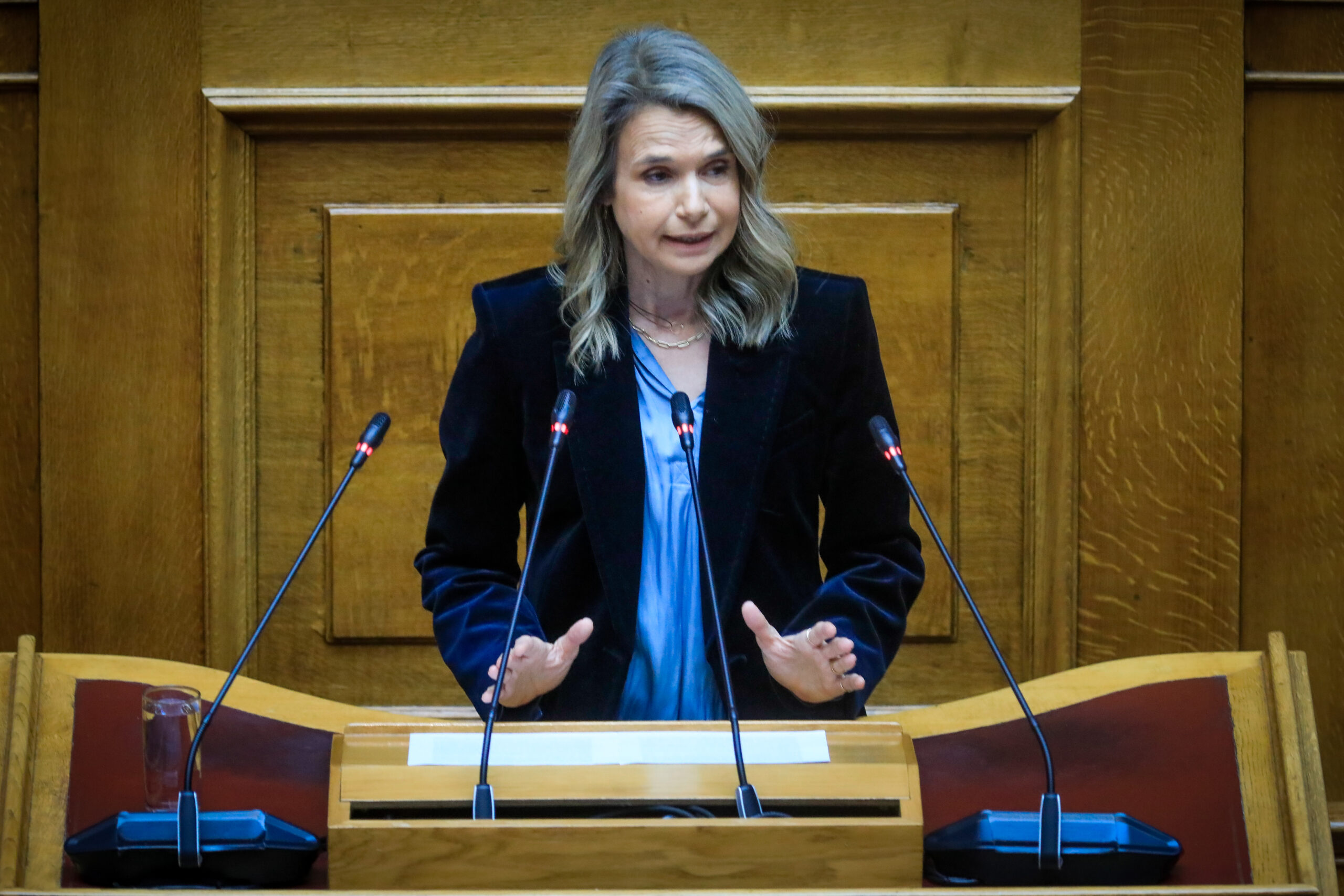 Αποστολάκη για επιδότηση στα καύσιμα: «Κάθε 15 μέρες θα έρχεται ο πατερούλης να ανακοινώνει παράταση;»