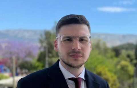 ΕΛ.Α.Σ: Ο Μπαλατσούκας ανήρτησε φωτογραφία ΑΙ με Μητσοτάκη-Ανδρουλάκη αγκαλιά – Απάντηση Μαρκογιαννάκη
