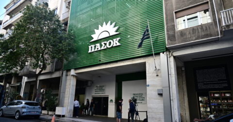 ΠΑΣΟΚ κατά Τσίπρα: «Σαν να ακούμε τον Μητσοτάκη» – Πυρά για τη 13η σύνταξη και αιχμές περί νεοφιλελεύθερης στροφής
