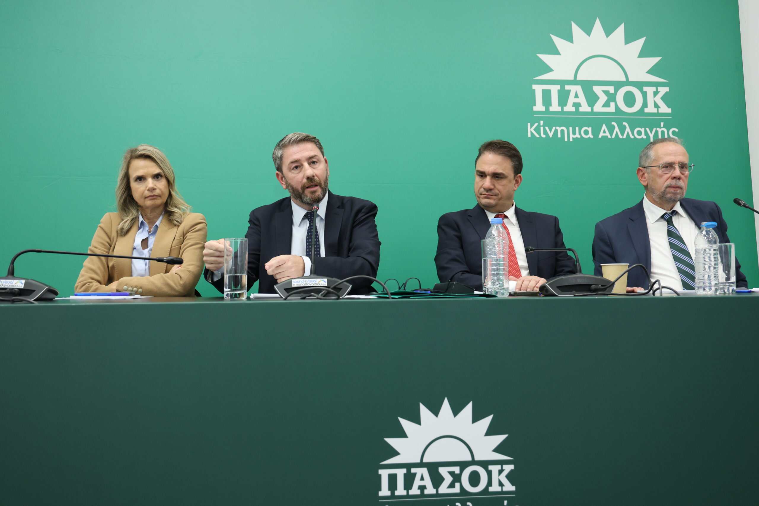 ΠΑΣΟΚ: Tι περιλαμβάνει η πρόταση νόμου για το ιδιωτικό χρέος – Προστασία πρώτης κατοικίας, διαγραφή τόκων και 120 δόσεις