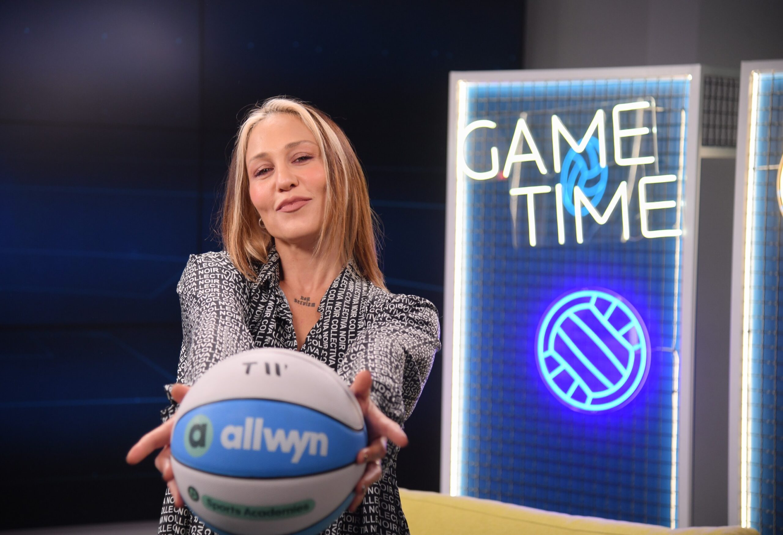 Η Πηνελόπη Αναστασοπούλου σε motorsport διάθεση στο Allwyn Game Time