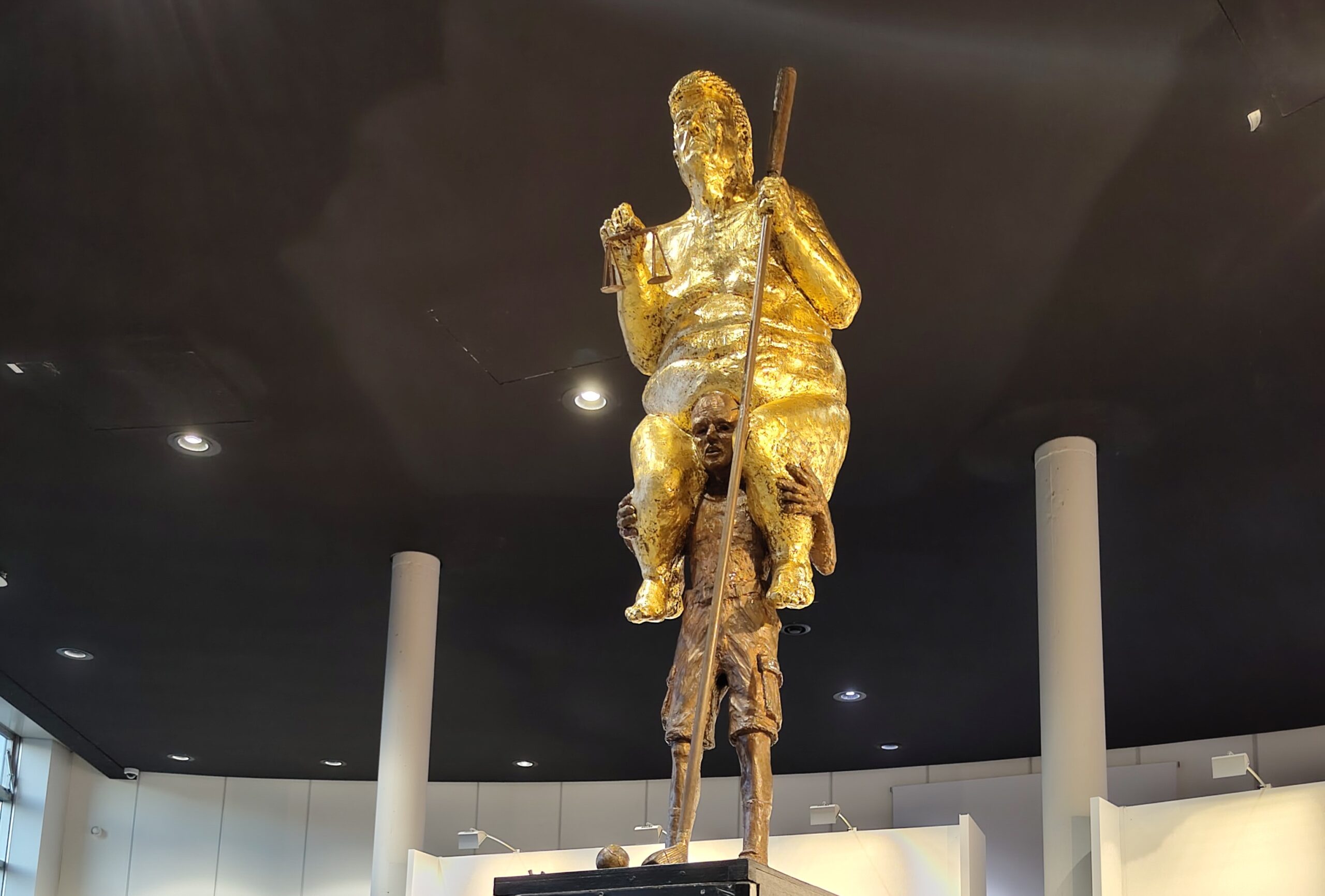 Το γυμνό χρυσό άγαλμα του Τραμπ – Η «Πορτοκαλί Πανώλη» στο Ευρωπαϊκό Κοινοβούλιο