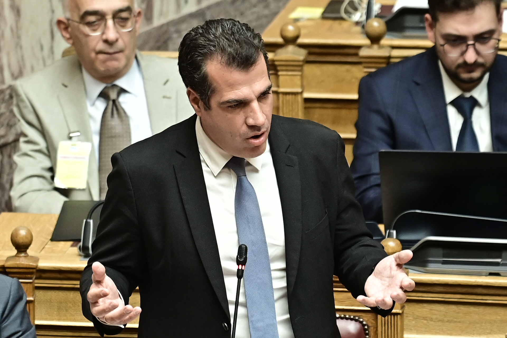 Κόντρα στη Βουλή για τη νέα δομή μεταναστών στο Ηράκλειο – «Επιταχύνουμε τις διαδικασίες» λέει ο Πλεύρης