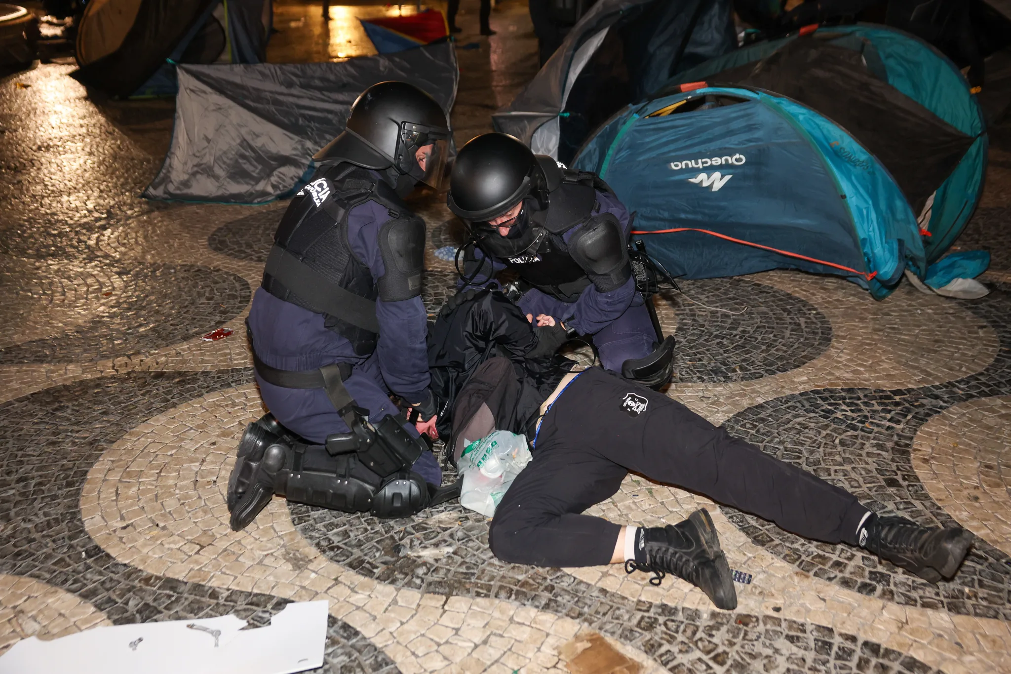 Λισαβόνα: Η αστυνομία διέλυσε καταυλισμό διαμαρτυρίας για τη στέγη (Βίντεο)