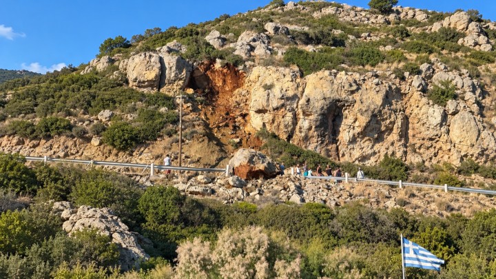 Ρόδος: Αποκολλήθηκε βράχος και έκλεισε τον δρόμο προς την παραλία Άντονι Κουίν