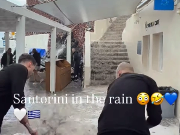 Οργή για βίντεο από τη Σαντορίνη: Εργαζόμενοι παλεύουν με τα νερά και οι πελάτες τρώνε ατάραχοι