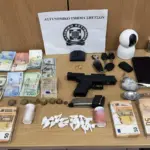 Σπέτσες: Χειροπέδες σε 49χρονο που διακινούσε κοκαΐνη στο νησί – Επιχείρησε να δωροδοκήσει αστυνομικούς με 20.000 ευρώ