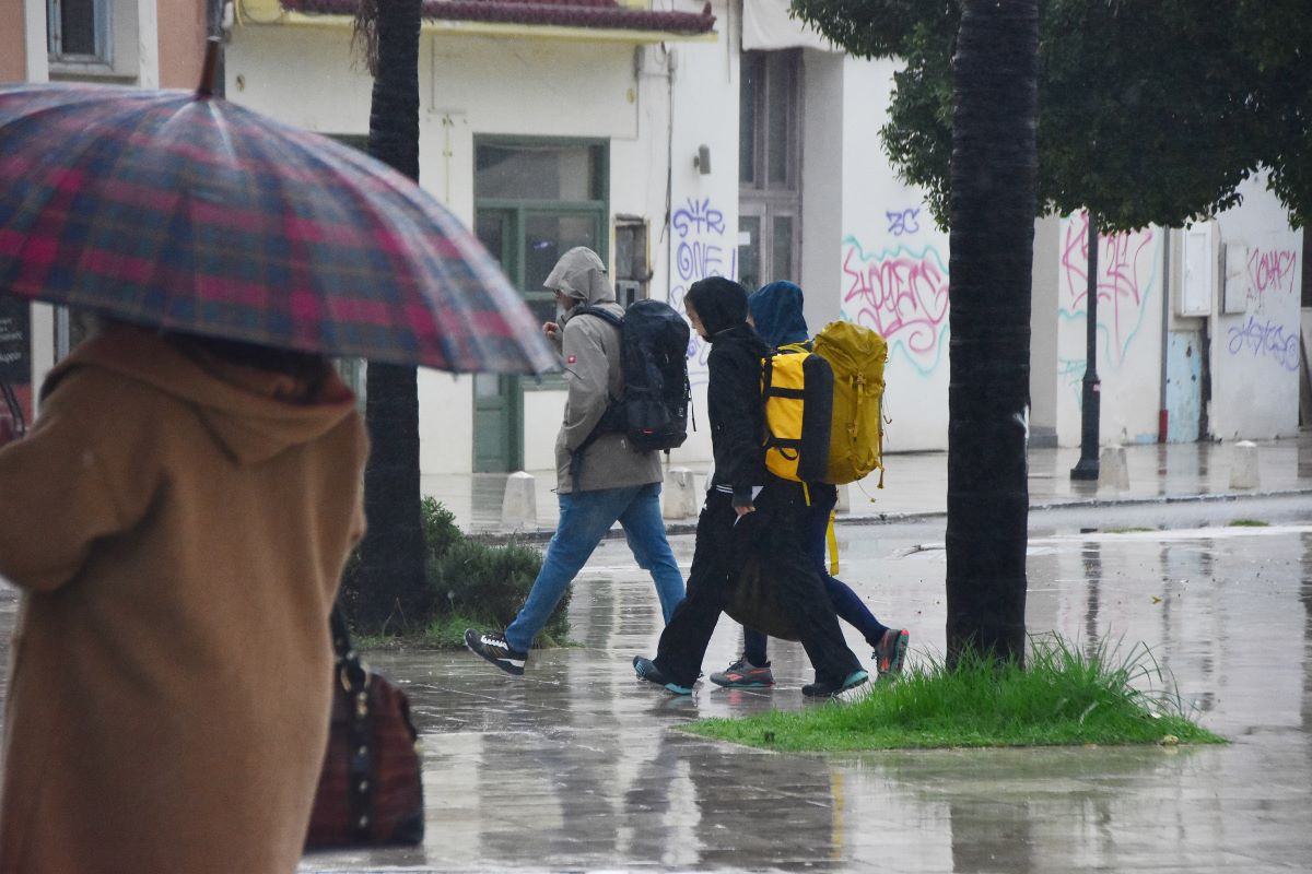 Κακοκαιρία σε πλήρη εξέλιξη: Σε ποιες περιοχές θα είναι κλειστά αύριο τα σχολεία – Προειδοποίηση Χαρδαλιά για τους μαθητές (Βίντεο)