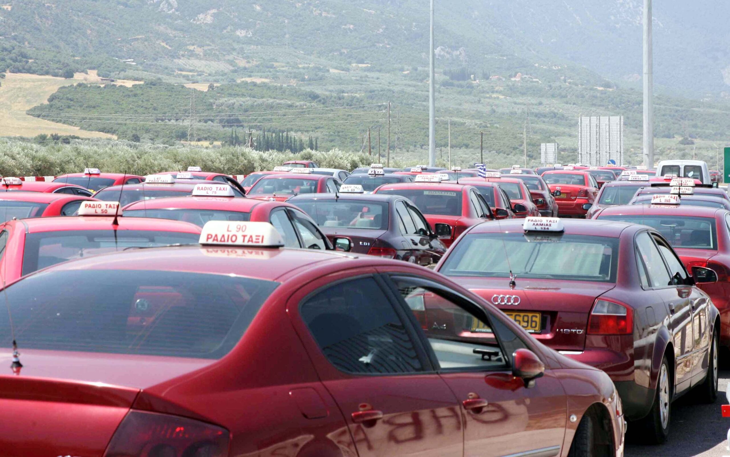 Λαμία: Τι πυροδότησε την άγρια συμπλοκή σε πιάτσα ταξί – Στο νοσοκομείο οδηγός