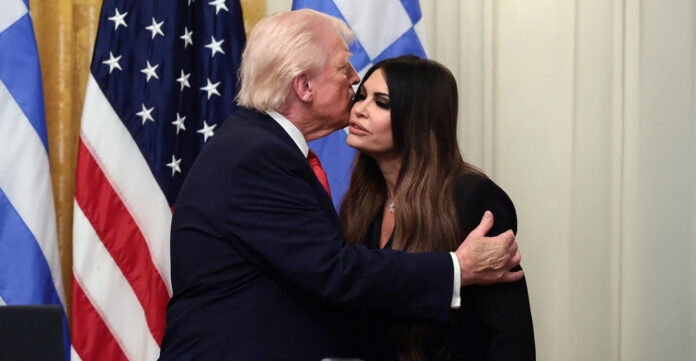 Τραμπ: Η Κίμπερλι Γκίλφοιλ δεν ήταν ποτέ μέλος της οικογένειάς μου, έβγαινε με το γιο μου πριν από πολύ καιρό