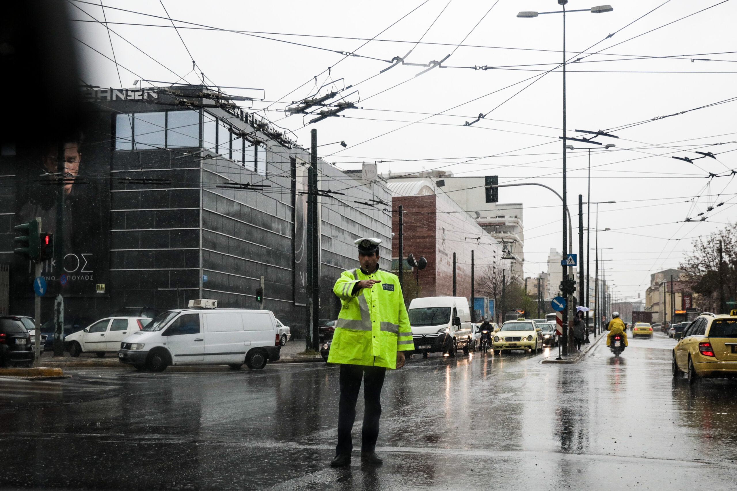 Κυκλοφοριακές ρυθμίσεις στην Καλλιθέα: Ποιες ώρες διακόπτεται η κίνηση στη λεωφόρο Θησέως