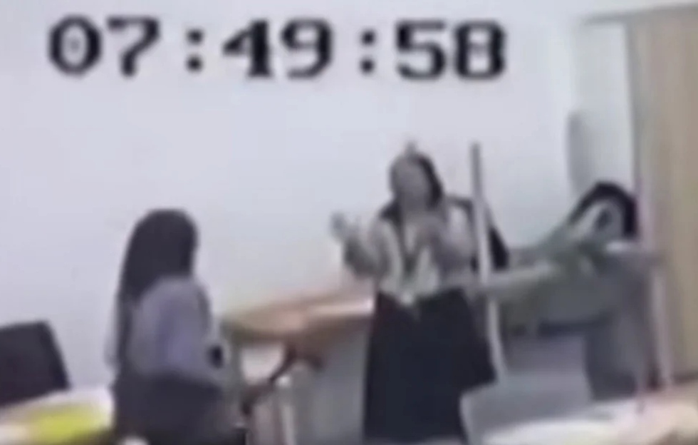 Μαλαισία: 16χρονος με τσεκούρι εισέβαλε σε τάξη – Επίθεση με live μετάδοση σε καθηγήτρια (Βίντεο)