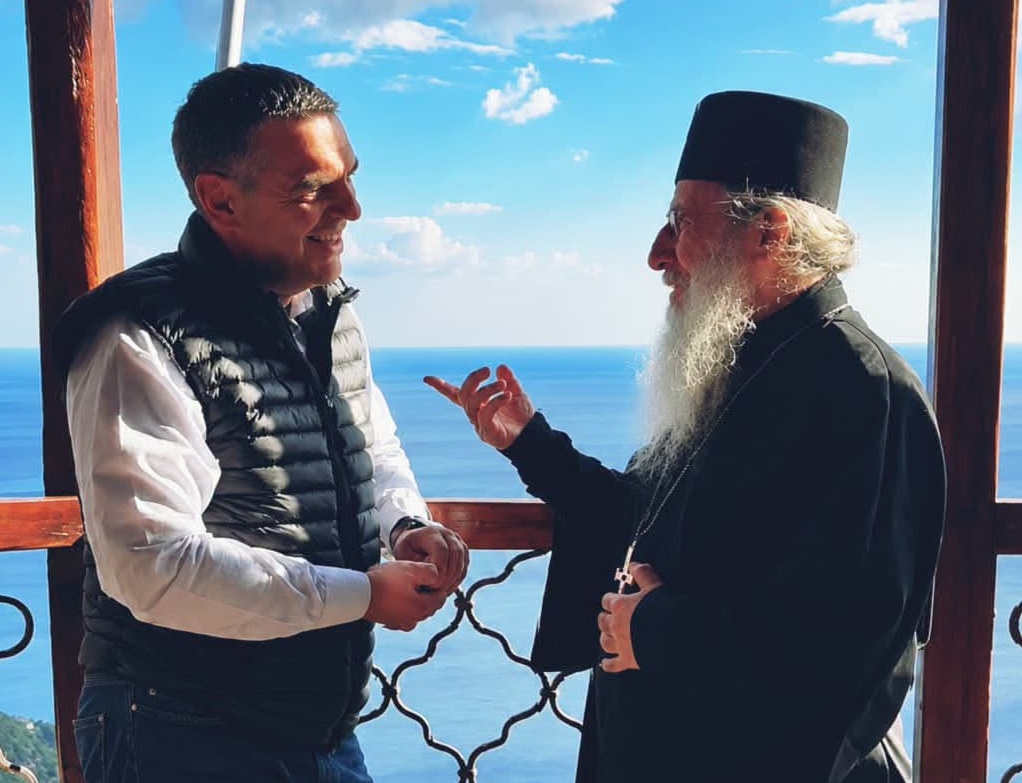 Τσίπρας στο Άγιον Όρος: «Ψέλνεις στη Σιμωνόπετρα και ακούγεται στον Άδη» (Φωτό)