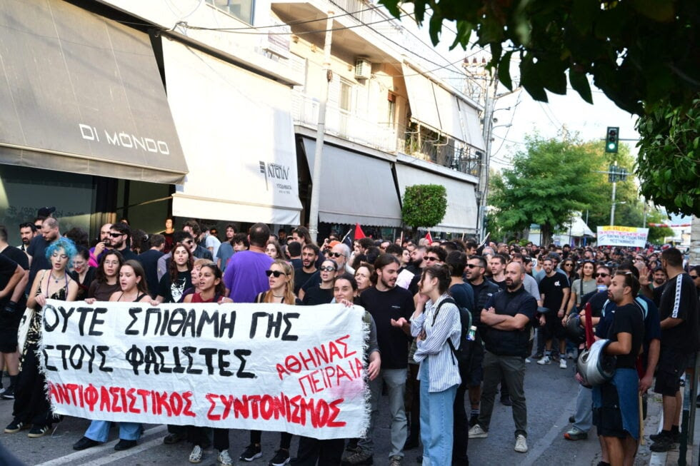 Έξι χρόνια μετά την καταδίκη της ΧΑ, τα μαχαίρια των νεοναζί επέστρεψαν – Η επίθεση στην Ελευσίνα, τα νέα «τάγματα εφόδου» και τα ερωτήματα για την ακροδεξιά βία