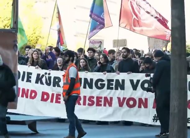 Bιέννη: Χιλιάδες φοιτητές στους δρόμους κατά των περικοπών στα πανεπιστήμια (Βίντεο)