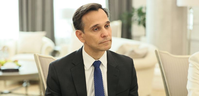 Τζόσουα Χακ: Ποιος είναι ο διπλωμάτης που φέρεται να διαδέχεται την Κίμπερλι Γκίλφοϊλ στην πρεσβεία των ΗΠΑ στην Αθήνα