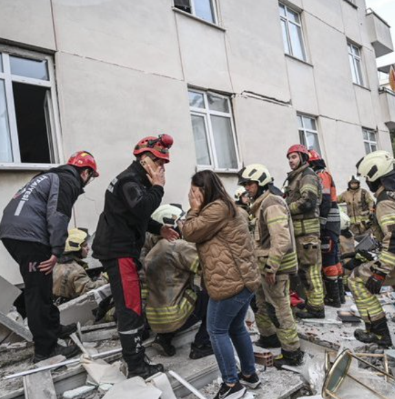 Κωνσταντινούπολη: Δύο νεκροί από κατάρρευση πολυκατοικίας – Δέκα άνθρωποι έχουν διασωθεί, άλλοι 2 αναζητούνται (Βίντεο)