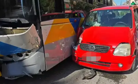 Καλλιθέα: Σύγκρουση λεωφορείου με ΙΧ – Κλειστός ο δρόμος, κινητοποίηση Πυροσβεστικής και ΕΚΑΒ (Βίντεο)